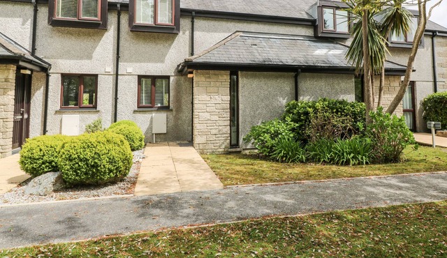 SEAGLASS, family friendly, with pool in Maenporth, Cornwall