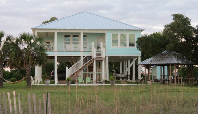'Seaglass'-Perfect Beach House with Pool, Peaceful and Private
