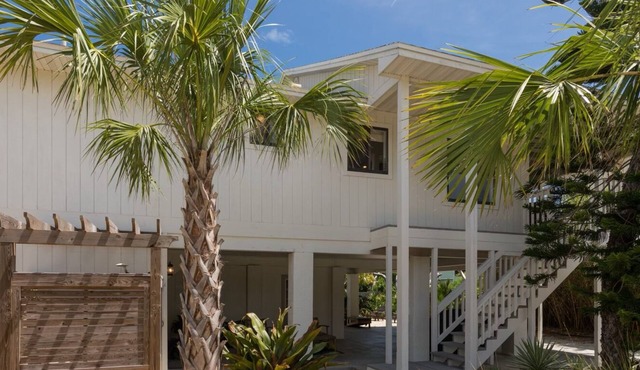 "Seagrape Cottage" Steps to the Beach