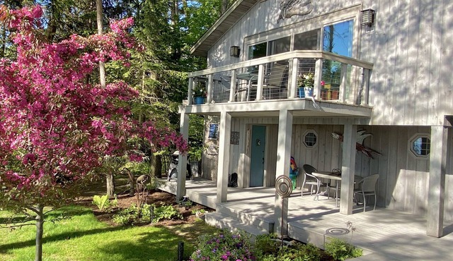 Seagull Beach Guest House, Unique Lake Michigan Cottagenon private beach