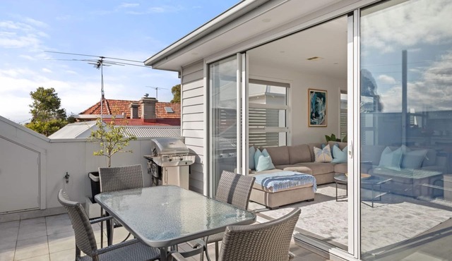 Seagulls Nest - Beautiful spacious pet friendly home next to the ocean