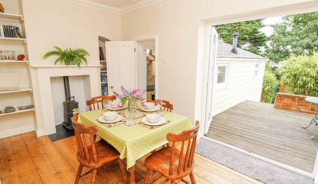 SEAGULL’S PERCH, family friendly, country holiday cottage in Cowes