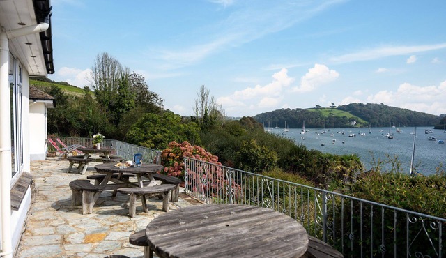 Seagulls, pet friendly, five bedroom riverside cottage in St Mawes, sleeping 10-11