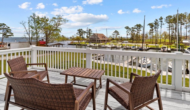 Seagulls Seaport- Pet Friendly, Waterfront, Slip