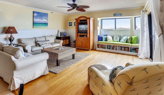 Seahorse 401 NEW Listing|Stunning|3 Balconies|Modern|Updates w|granite.