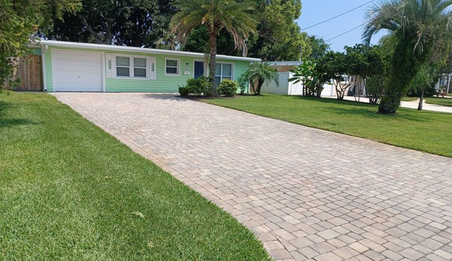 Seahorse Cottage Bungalow - Only 7 Blocks from the Beach