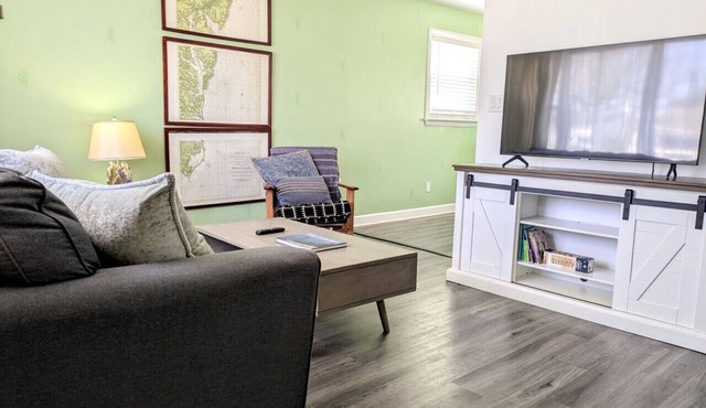 Seahorse Ranch, King bed, Two blocks from Beach