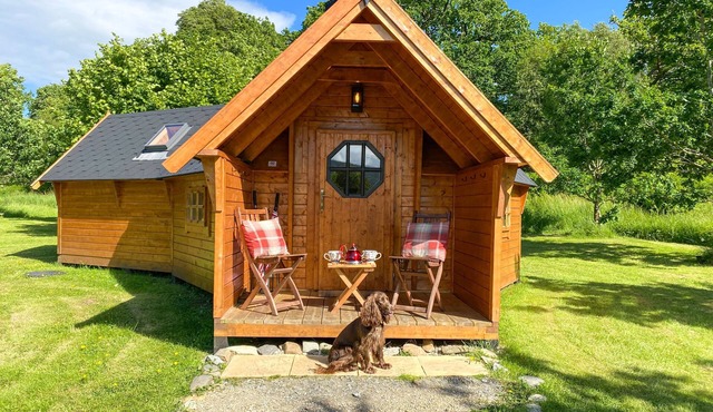 Seal Cove Cabin, peaceful, private, couples retreat, loch side & pet friendly (1 only)