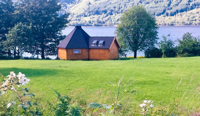 Seal Point Cabin, peaceful, private, couples retreat, loch edge & pet friendly (1 only)