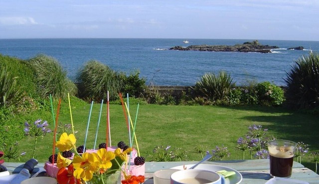 Seal Point: dreamy sea views, gated garden, access to sea, 2-9