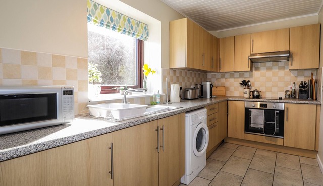 SEALLADH AN LOCHA COTTAGE, family friendly, with a garden in Portree