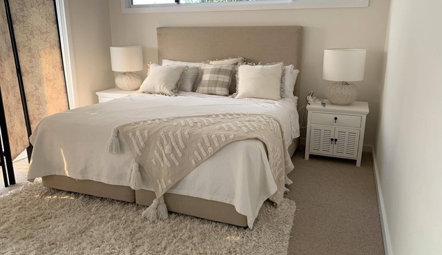 Sealoc Beach Apartment - Escape to this exquisite two-bedroom house/apartment nestled amidst lush tropical gardens with views of Curl Curl Beach: