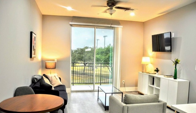 Sealy Spacious 1 bed with Pool