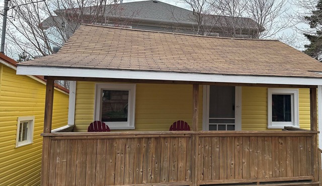 Seaman's Cottage #2 in Summerville Centre - Pet Friendly!