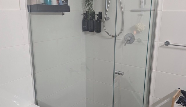 Seamless Comfort: Guest Room in Shared Modern Apartment