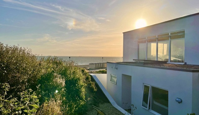 Seaphare Beach House by inspirestays-com - a cottage that sleeps 8 guests in 4 bedrooms