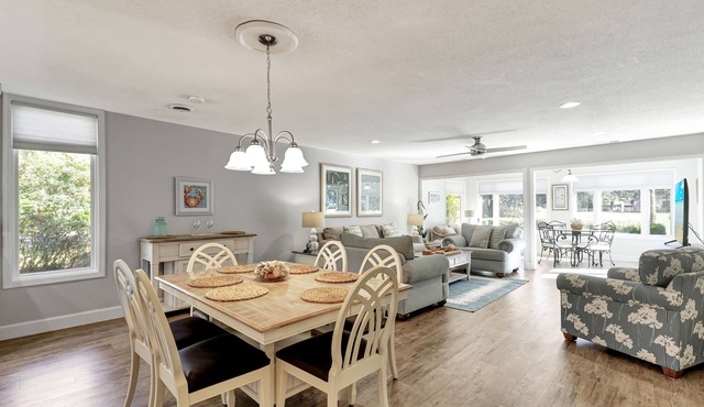 SeaPines, Stunning Remodel, Golf view, Walk to the Beach Club, 2 Free Bikes