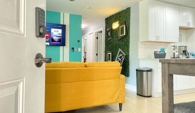 SEAPORT ECLECTIC VIBE W/KING BED MINS TO DOWNTOWN