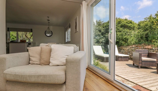 SEAPORT LODGE, pet friendly, country holiday cottage in Mawgan Porth
