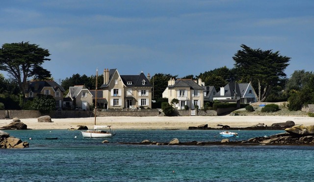 Seaside house 50 metres from the beach - enclosed garden - wifi - Brignogan