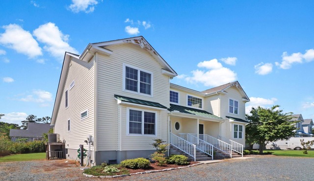 Seas the Day | Bright Duplex + Screened Porch + Community Pool + Kid Bunk Room