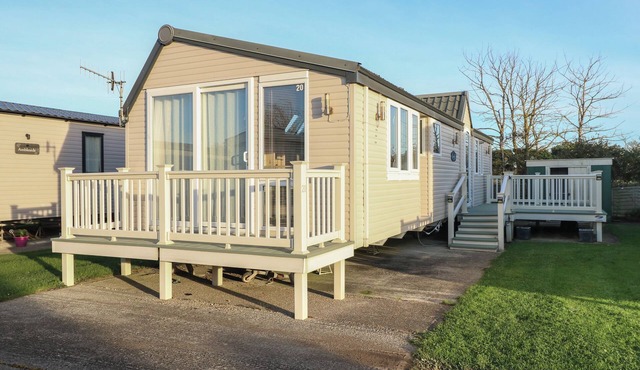 SEASALT HAVEN, pet friendly, with a garden in East Wittering