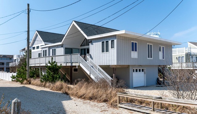 Seascape. Beautiful ranch one house off the beach.