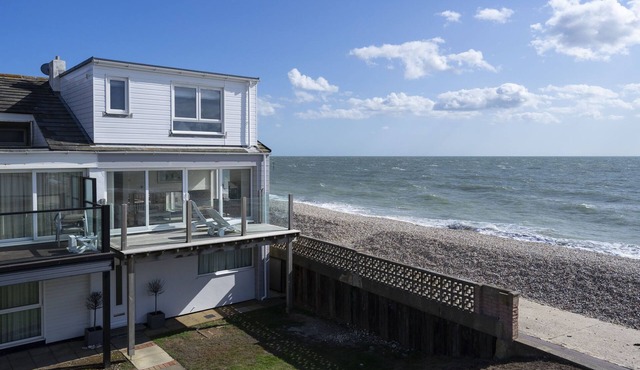 Seascape: Bracklesham Bay Beachfront Home – Sleeps 6, Coastal Views