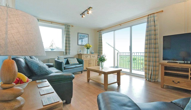 Seascape Cottage is a modern seaside cottage sleeping up to 8 persons.