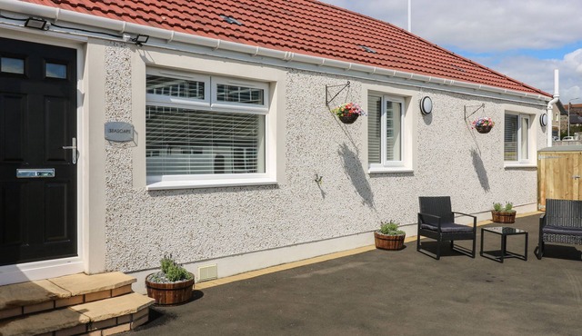 SEASCAPE, country holiday cottage, with a garden in Kinghorn