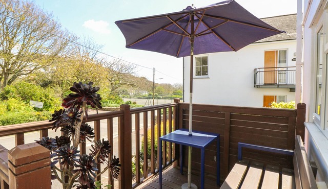 SEASCAPE, country holiday cottage, with a garden in Porthcurno