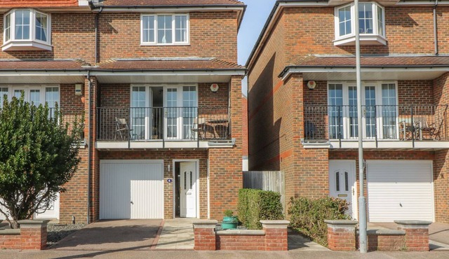 SEASCAPE, family friendly, country holiday cottage in Bexhill-On-Sea