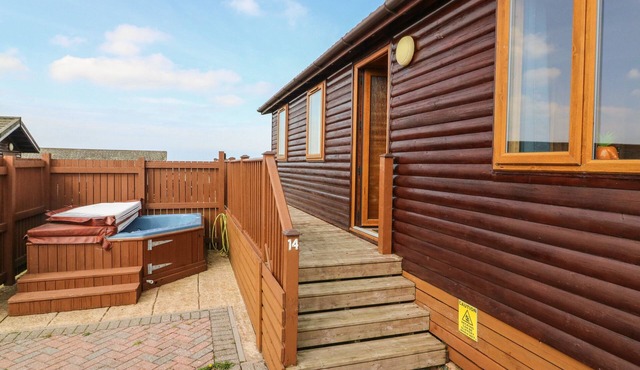 SEASCAPE RETREAT, pet friendly, with hot tub in Ilfracombe