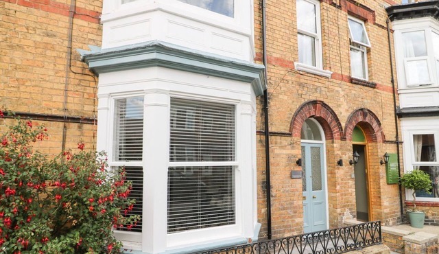 SEASCAPE VILLA, character holiday cottage, with hot tub in Filey