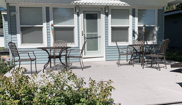 "SEASHELL" 4 Bedroom Home Steps from Lake Erie Sleeps 13