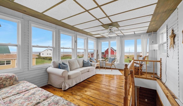 Seashell by the Seashore: Cozy 1BR Cottage Steps from Private Sandy Beach