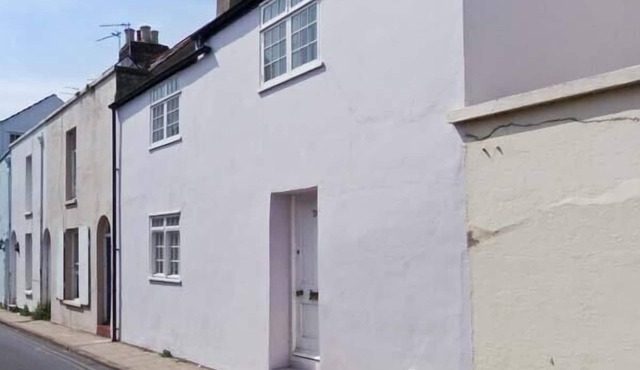 SEASHELL COTTAGE, family friendly, character holiday cottage in Deal