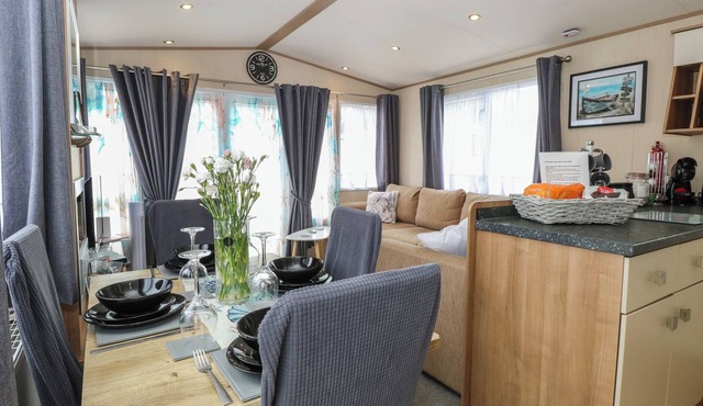 Seashell Lodge, 50 Foxburrow Hang