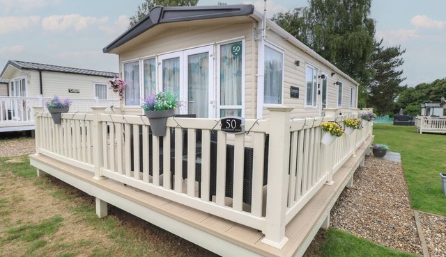 SEASHELL LODGE, 50 FOXBURROW HANG, pet friendly in Belton, Norfolk