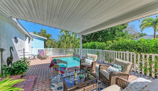 Seashell Oasis: 2.5 Blocks to Gulf! Dog Friendly, Pool by Anna Maria Life