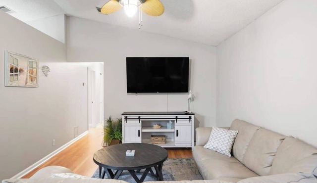 Seashore Cottage Pet-Friendly/Near FLETC & Shops