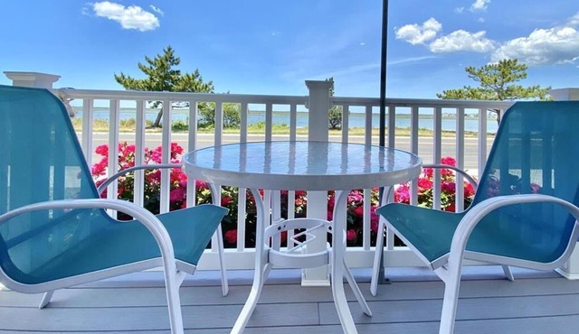 Seashore COTTAGE with bay views