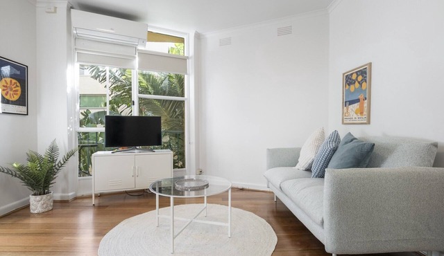 Seaside 1-Bed Stay Near Cafés & Attractions