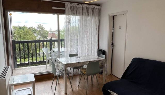 Seaside 1-BR Apartment with Balcony, 70m from Beach, Sleeps 5
