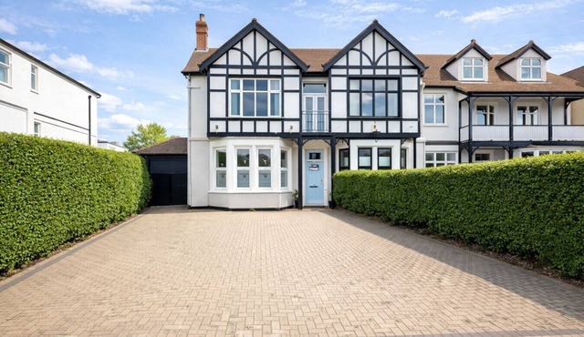 Seaside 5 Bedroom house + Parking + Garden