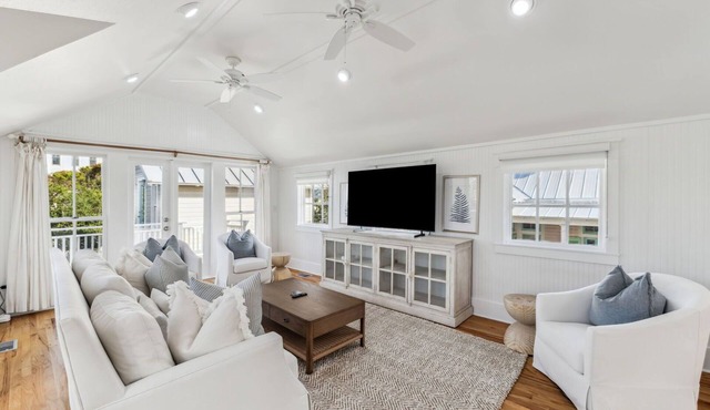 SEASIDE - 75 FT FROM PRIVATE BEACH! 3 BR + Tower w/trundle, Bikes, Sleeps 10