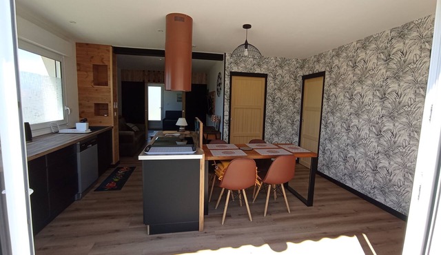 Seaside accommodation, 300 m walk from the beach with private parking