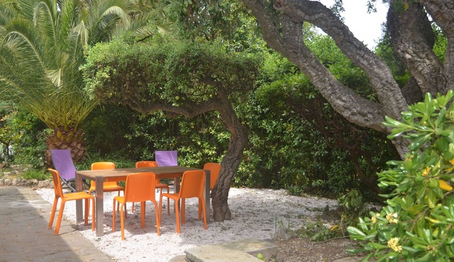 Seaside and very quiet, ground floor villa renovated 6 people 90 m2 in beautiful garden