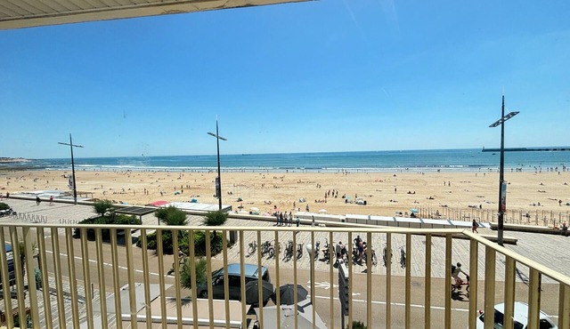 Seaside Apartment with Balcony, Stunning Views & Close to Shops