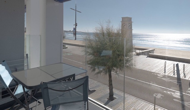 Seaside Apartment with Balcony, Close to Shops